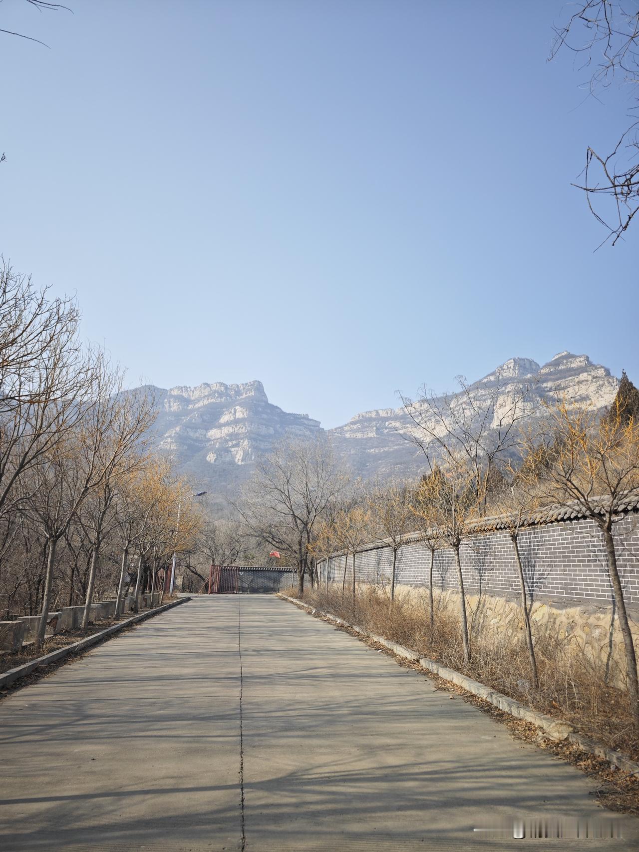 2025年户外爬山收官之战，石家庄市鹿泉区莲花山。

从莲花山可以看到抱犊寨。