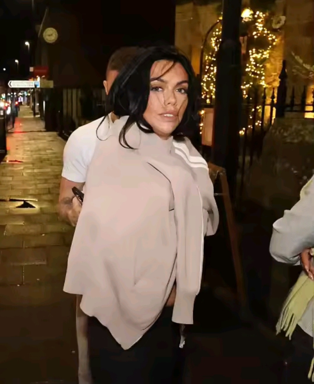 太阳报：特里皮尔与21岁女子外出，近来频频换约会对象纽卡斯尔联队球星特里皮尔最近