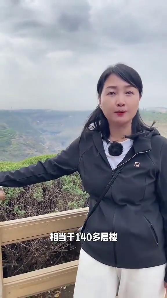 今天带你们看个大坑，这就是世界第七亚洲排第一的抚顺西露天矿坑，它被誉为地球的伤疤