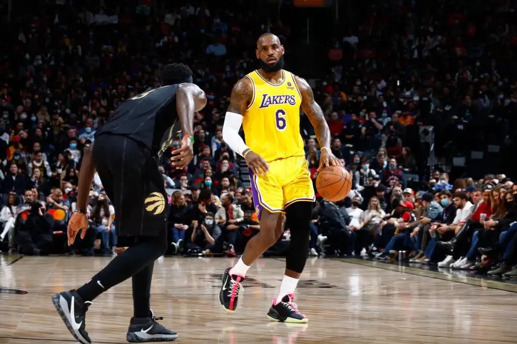 现役总得分超过23000分的球员一览

1、詹姆斯     36909分   历