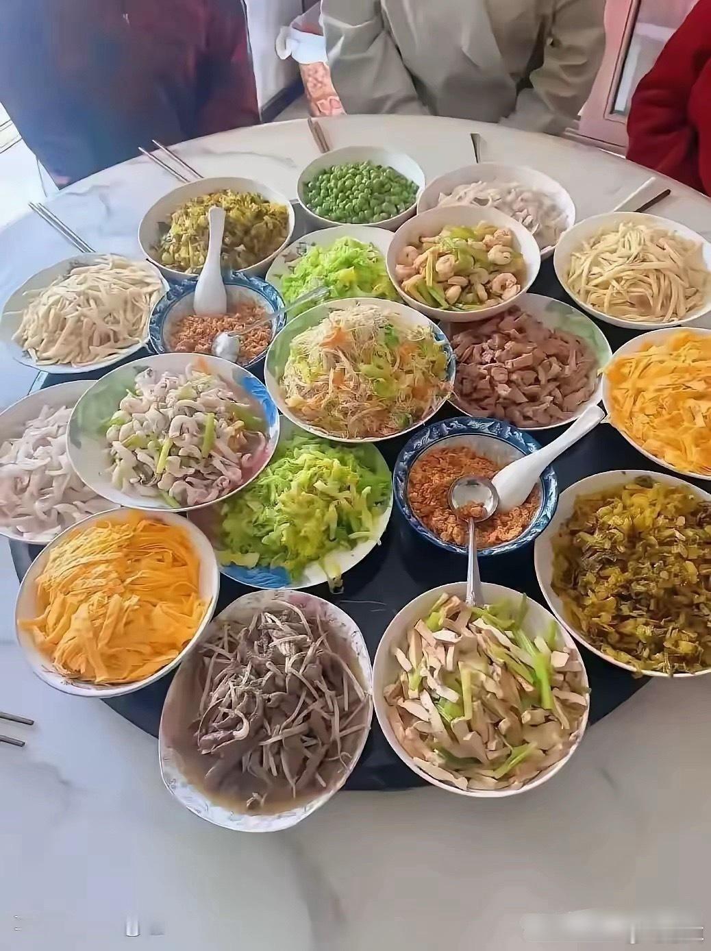 两个饭桌，一个没人搭理，一个人气满满 