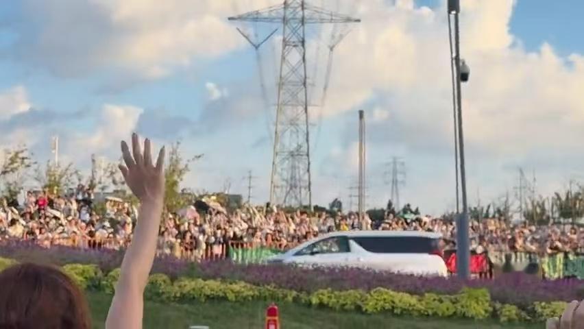 成毅昆山线下人气成毅人山人海的活粉量 不少果果跨城奔赴昆山，只为等候这场舞台，彩
