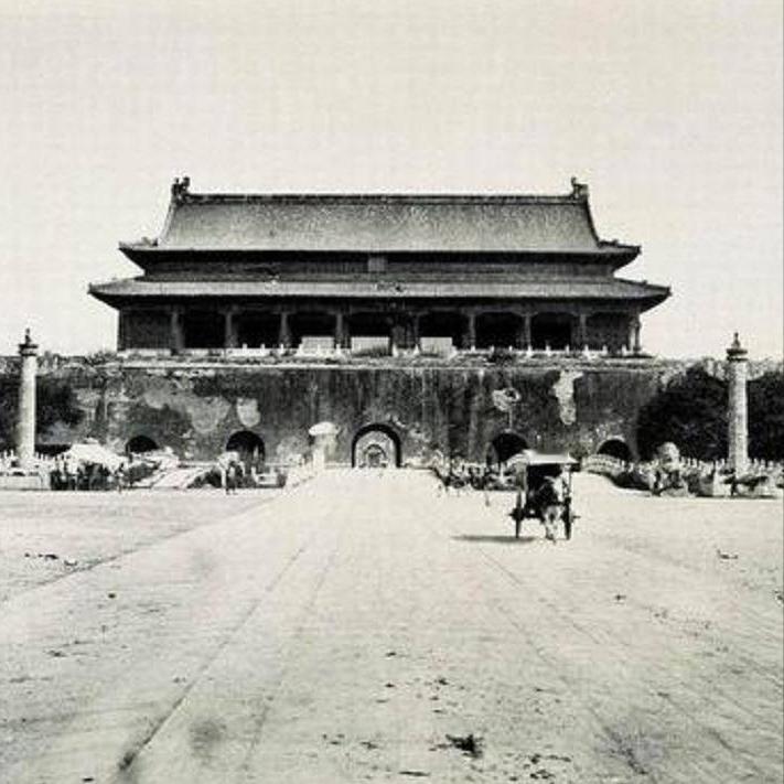 1969年年底，中央决定对天安门广场进行拆除重建，但就在施工的过程中，工人们在旧