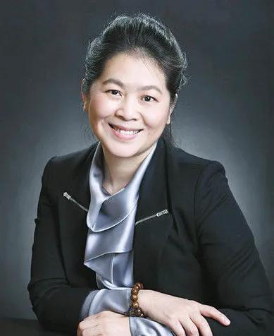 迟子建此生最幸运的事，是遇上了董宇辉。
纯文学类作家，作品的销量一般不会太好。在