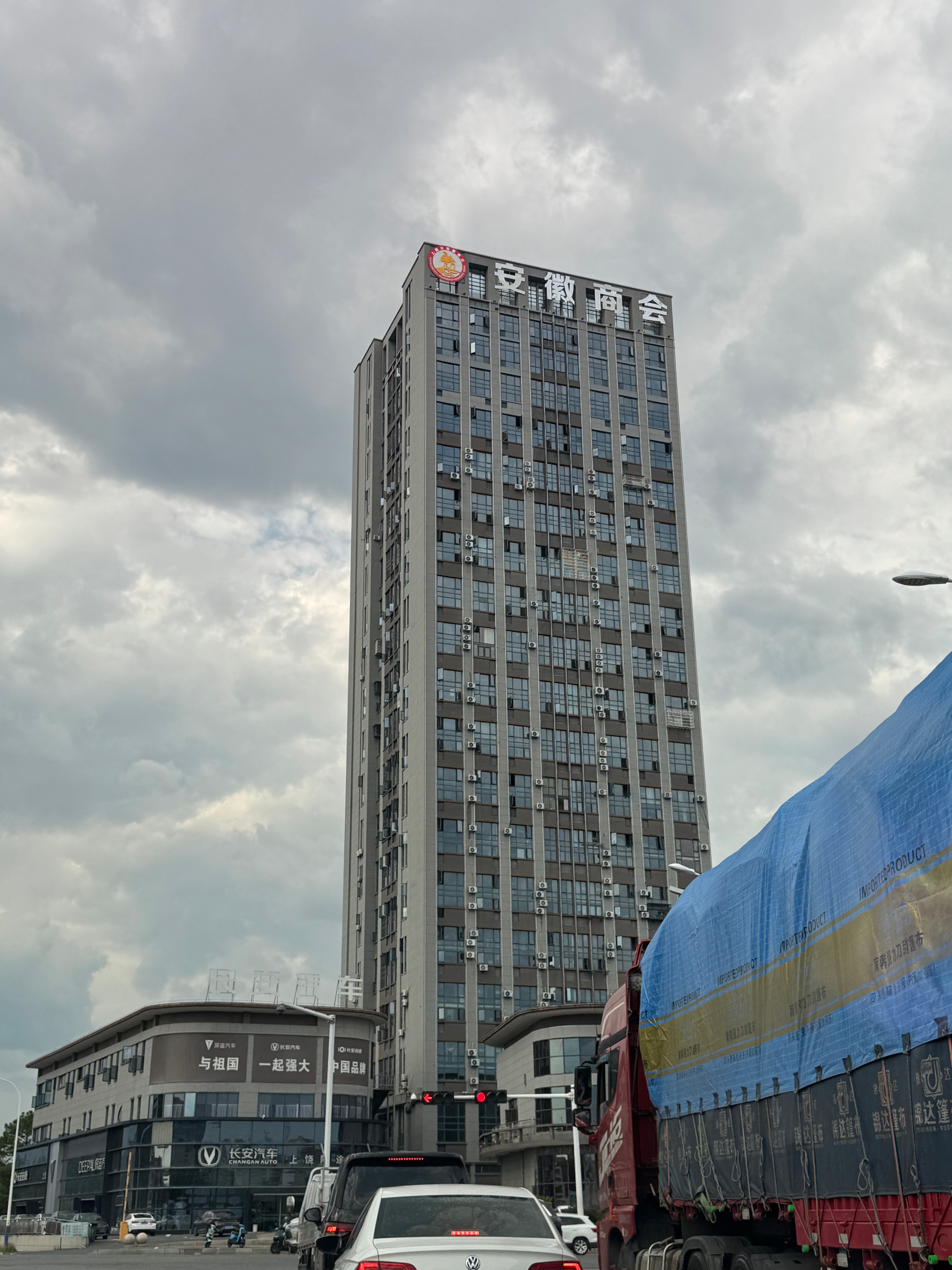 一出高速，这栋楼就眼前一亮！ 