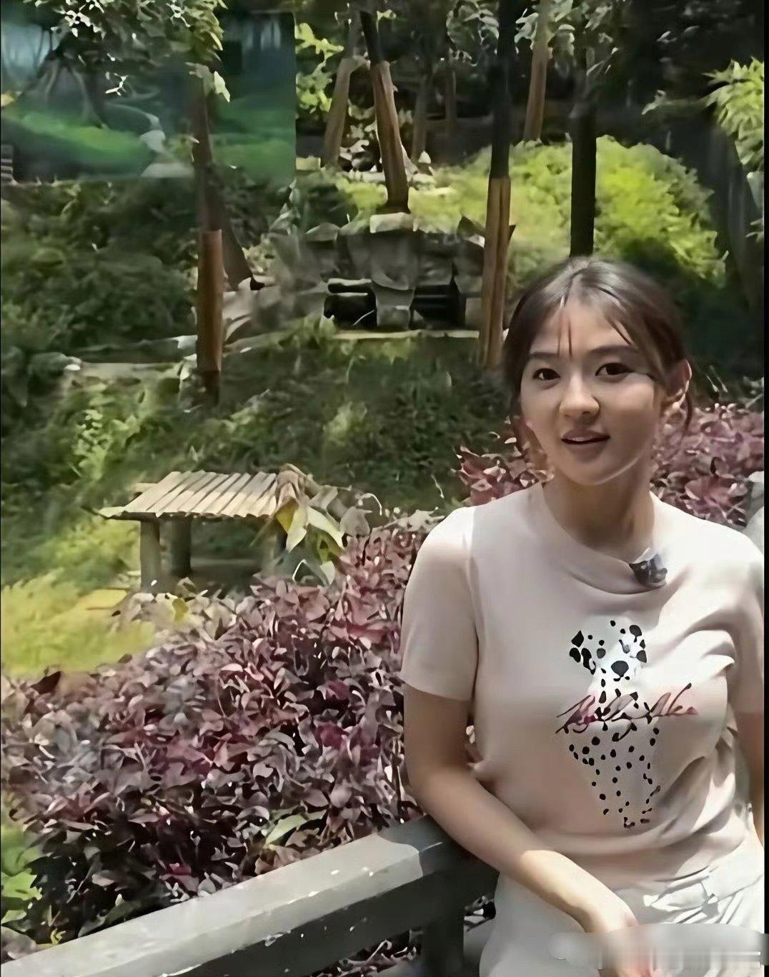 这居然是陈哲远和杨迪用同一个设备拍的梁洁，不过梁洁本人还是很漂亮的。 