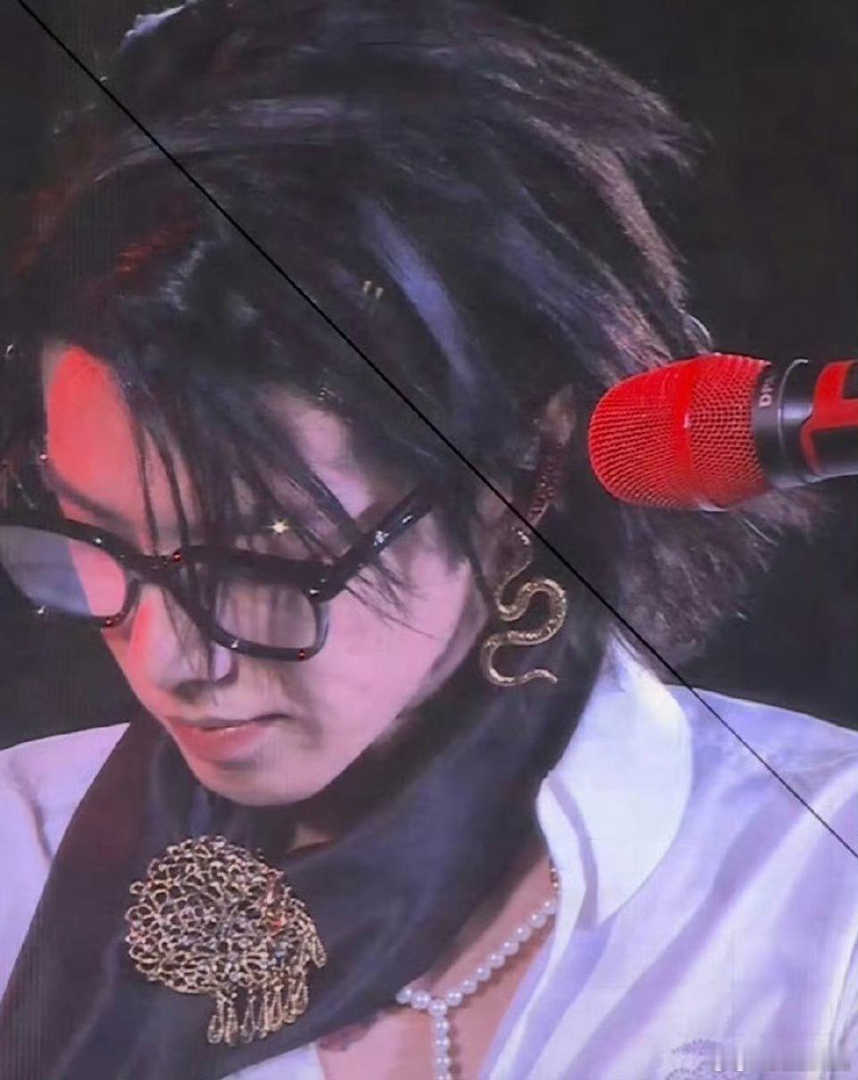 华晨宇 满分斯文败类 被华晨宇这套造型狠狠拿捏！看似文雅的穿搭，配上他自带故事感