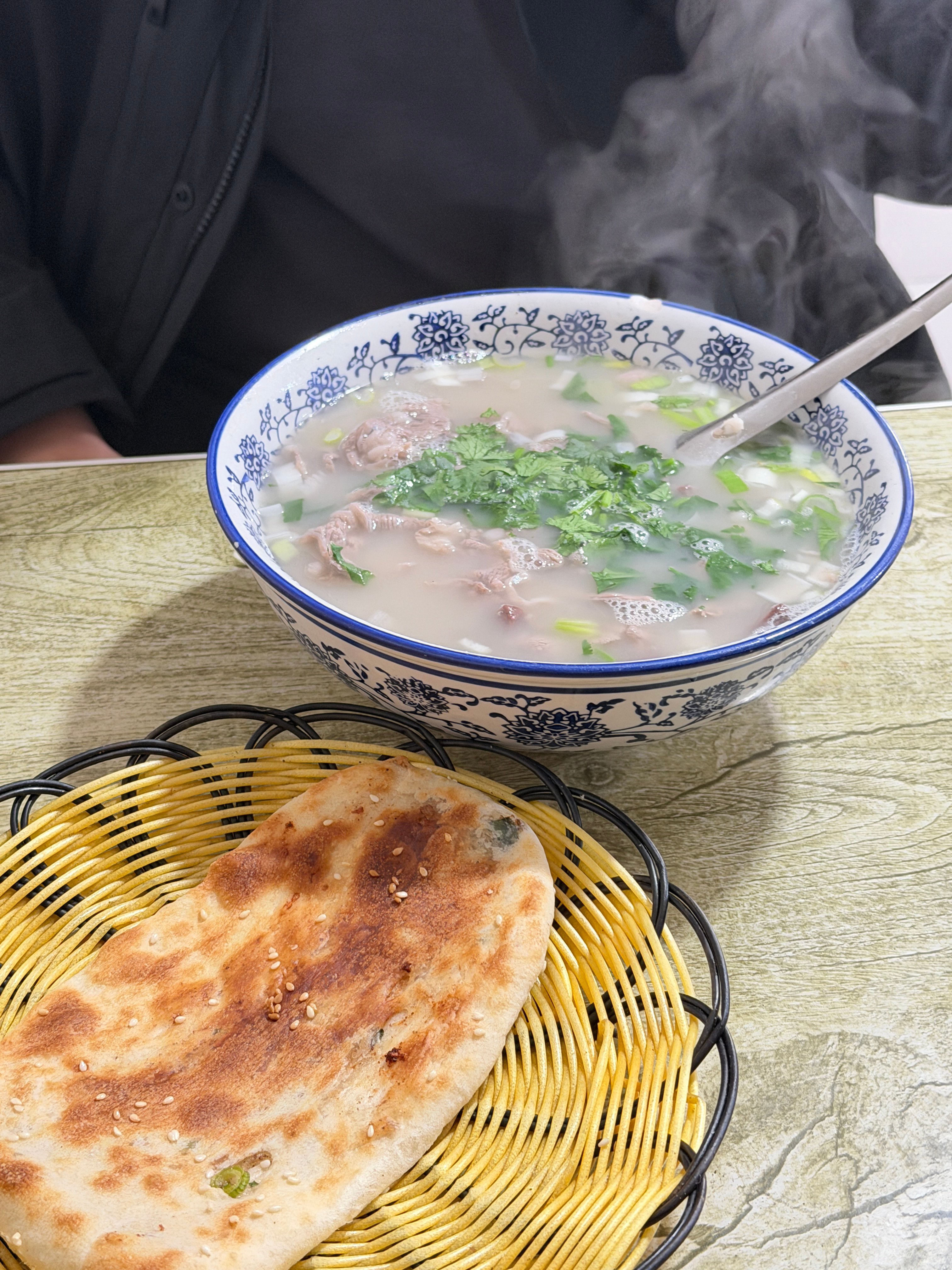 貂哥一个青岛小伙，被掖县羊汤折服了，每次回莱州都能无痛早起哈羊汤。我早上在家啃完