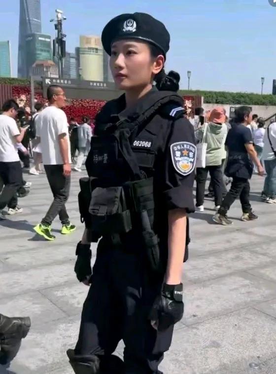 在上海外滩值勤的这位女警察，从她的着装发现居然是名女特警。
我偷偷的在想，看上去