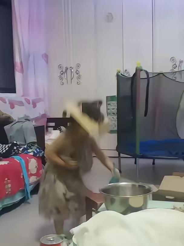 安徽一女子被丈夫踹了一脚，婆婆在旁边拍手叫好：“就该治治她这臭毛病！”女子没哭没
