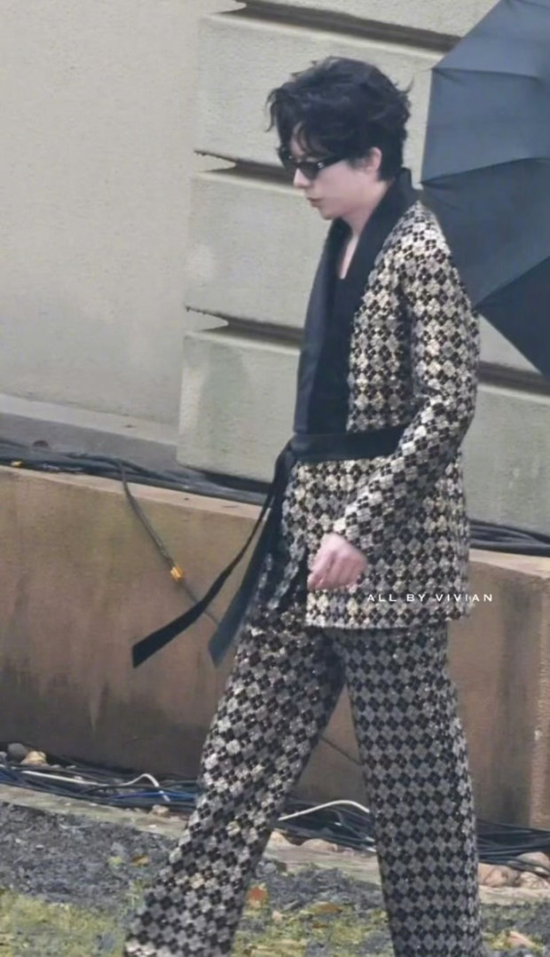 刘宇宁开推浴袍路透腰间飘带是点睛之笔，走起来自带风。网友说像黄金蟒，我觉得像刚从