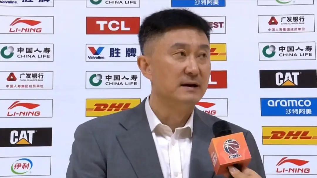 先别说战术，单从新闻发布会来讲，杜峰完败许立民。昨晚广东宏远1:2被北京北汽淘汰