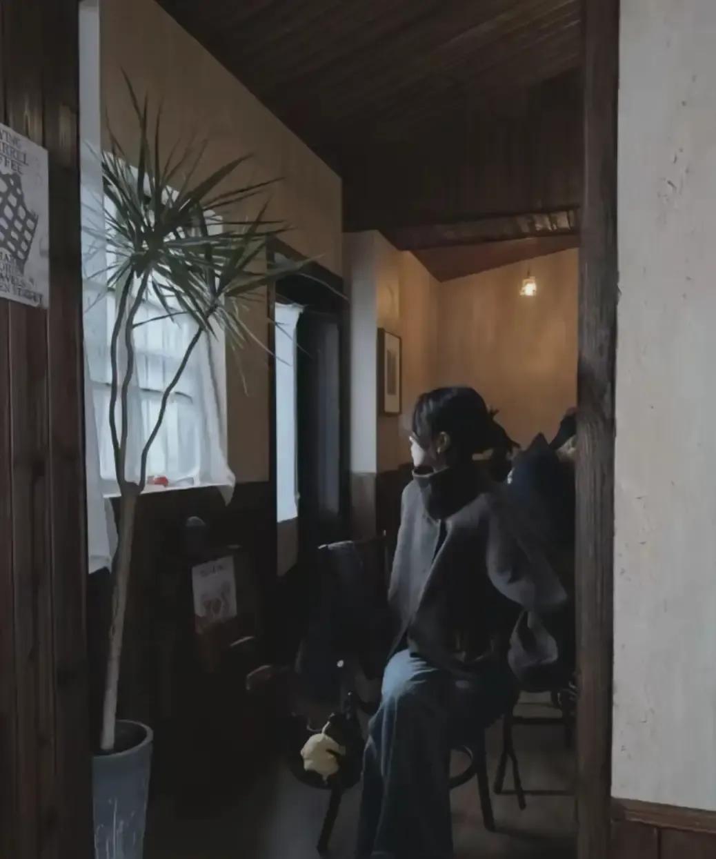 我喜欢那种别人嫉妒我诋毁我的样子，喜欢他们偷看我的动态，打听我的消息。
这句话今