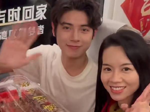 00后小伙高铁相亲成功女方大13岁  与其说是相亲，不如说是一块娱乐活动，不必太