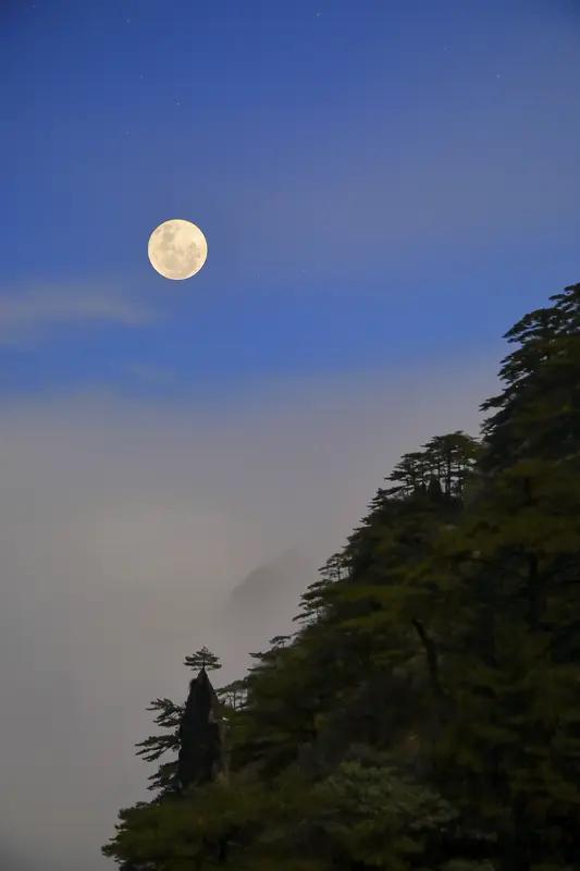 下联：风卷秋林空。您请上联：月照寒山静；