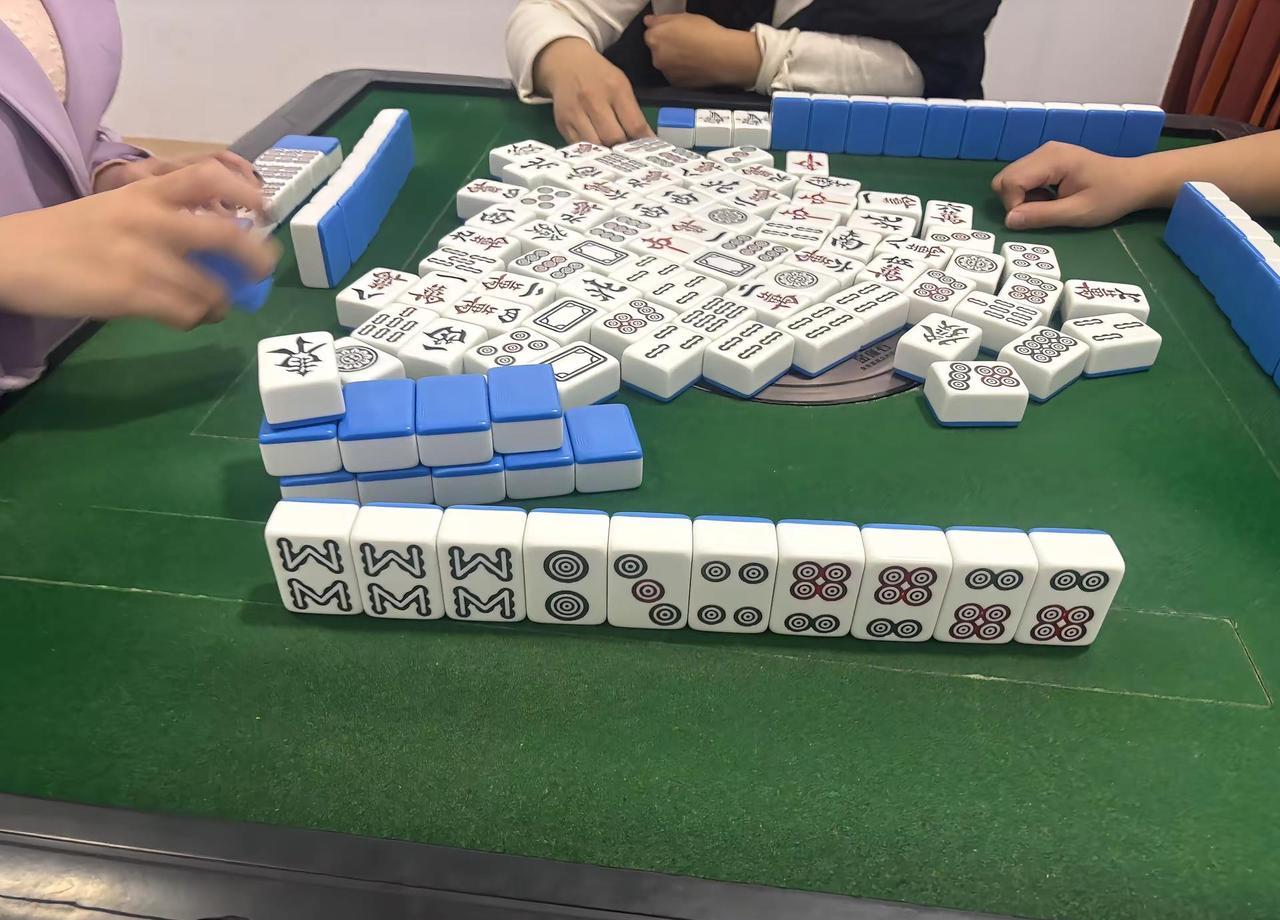 朋友聚会，我选麻将。
恋爱？
那玩意儿只影响我一个。
可麻将桌上，我拒绝了，那可