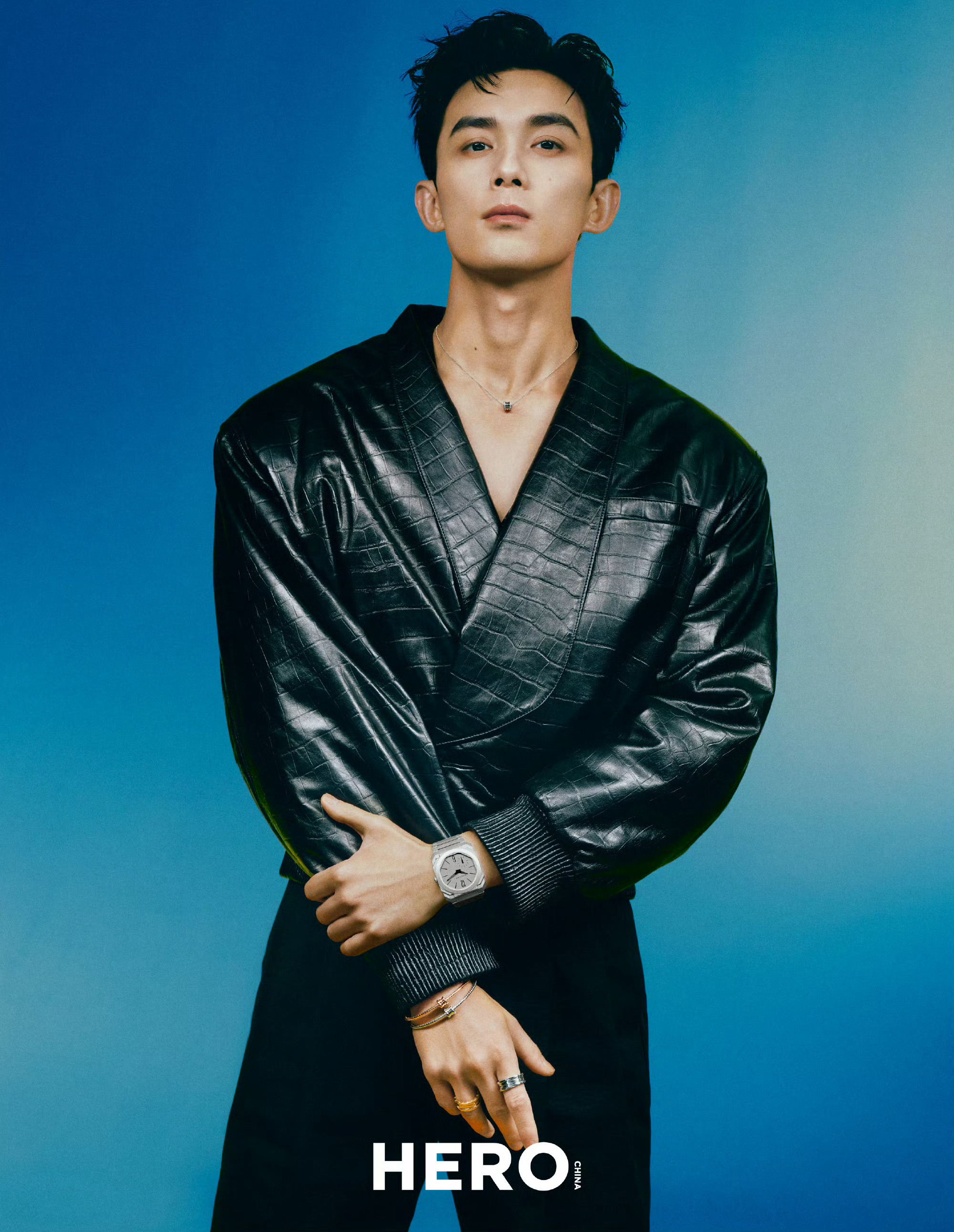 吴磊成为 HERO中文版四月刊封面人物，穿着Burberry服饰，佩戴BVLGA
