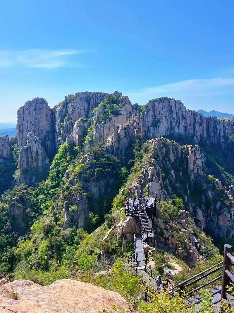 “小闺宁”（xiǎo guī nìng）！

你要是喊“小姑娘”，显得怪外道，要