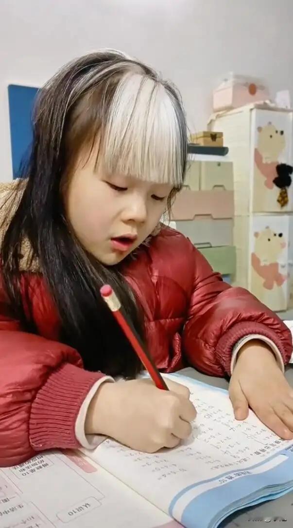 小玲子今年七岁，打生下来那天，接生婆就吓了一跳——这丫头额头正中间，长了一撮白毛