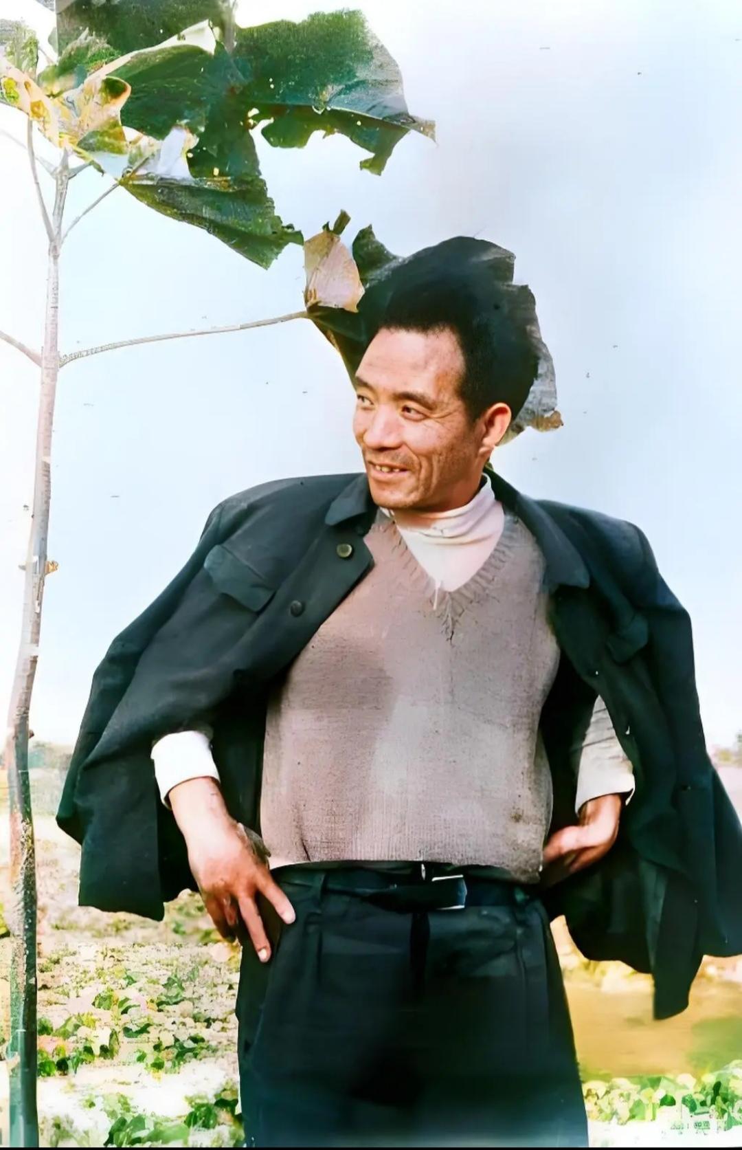 焦裕禄。42岁的生命，定格在兰考的沙丘上。 他没留下惊天伟业，却留下了...