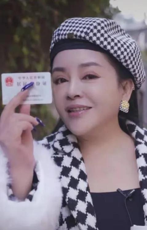 千百惠的“归乡梦”：待统一之日，我们替你踩踩家乡的土
 
哀乐低回的告别仪式上，