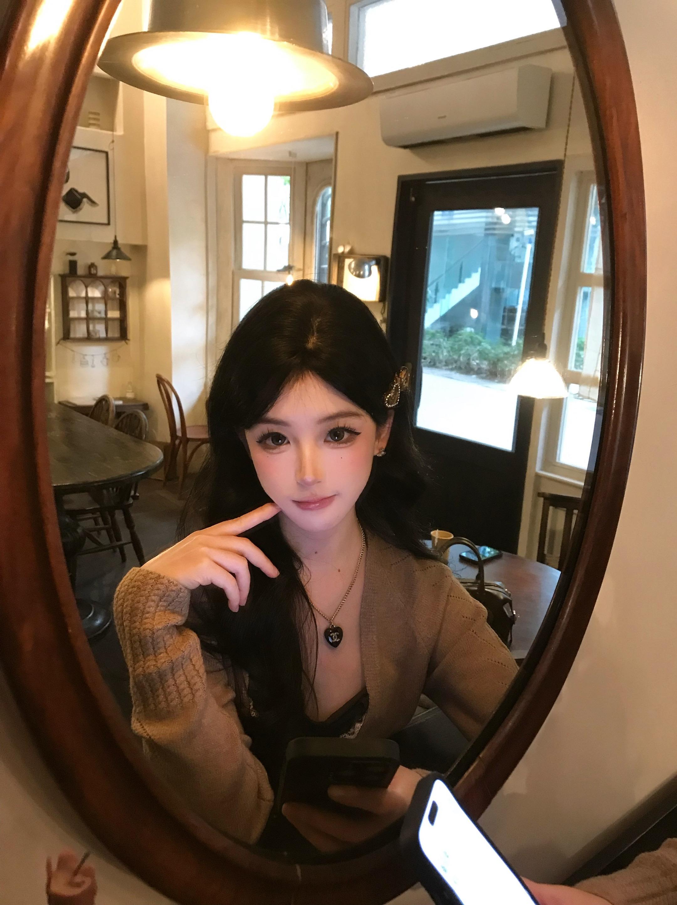 镜中人是…