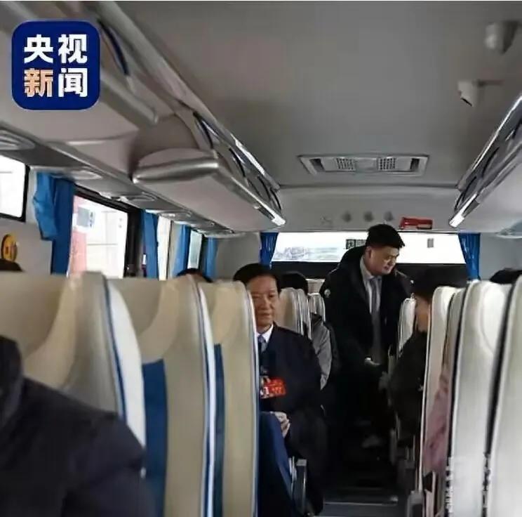小米集团雷军雷布斯出席两会，同蓝蓝主席姚明同做一辆车。