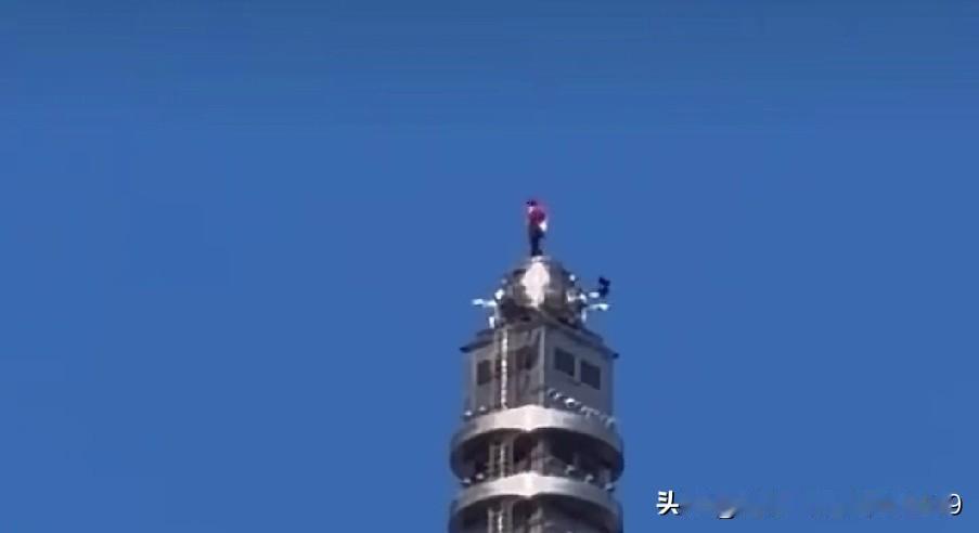 徒手爬上101大夏508米，牛逼。虽然他是专业的，“一失足成个古恨”，对他来说不