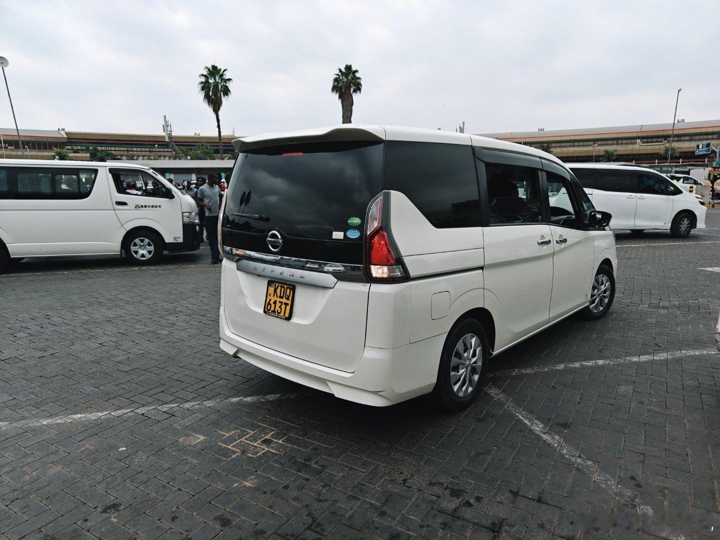 肯尼亚坐过的车(6）：日产SERENA在内罗毕机场打车，选择六座车基本就是日产的