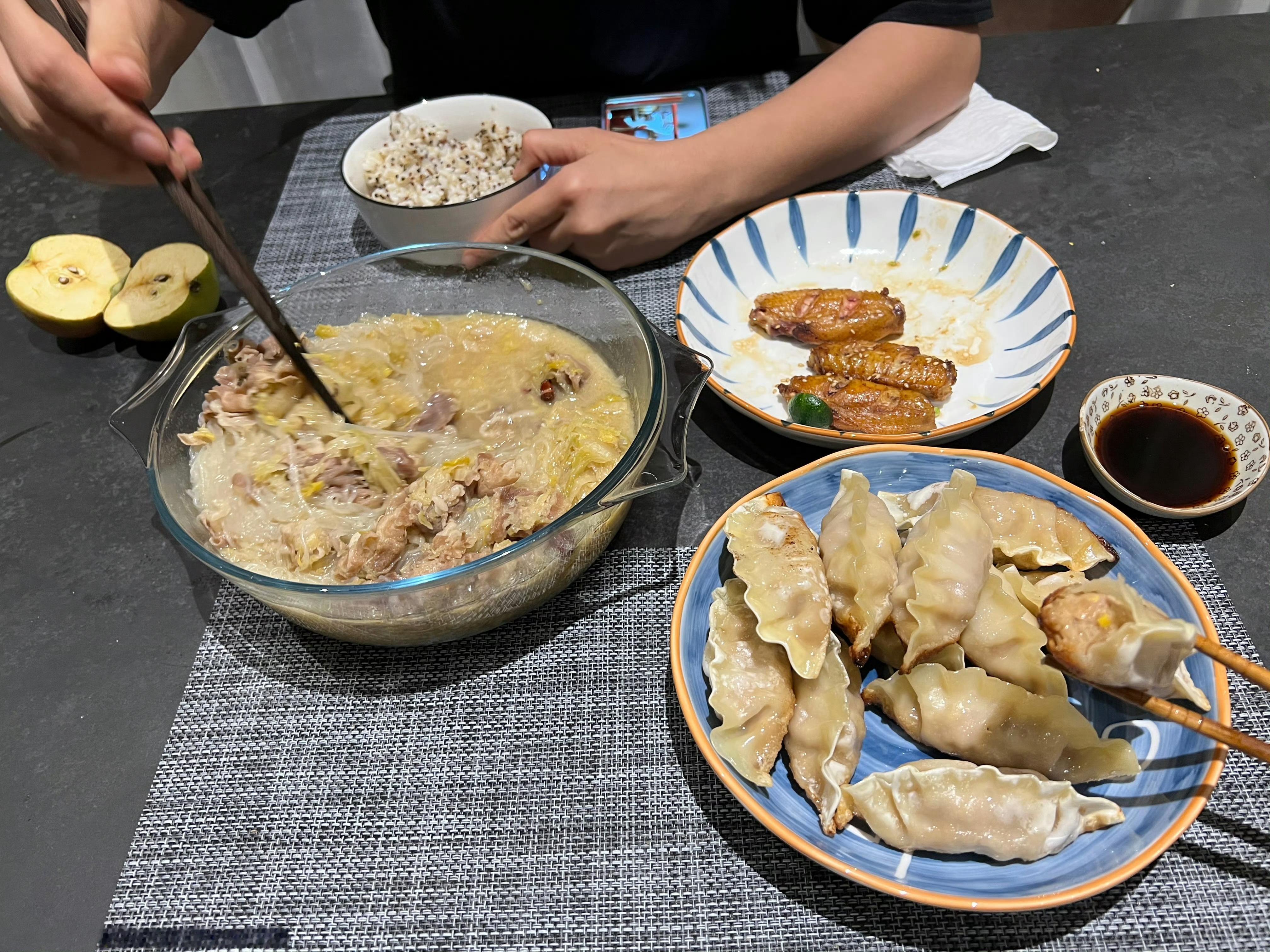 #陈赫说黄磊做饭好吃# 要说厨艺这一块，还得是我们韩总不服不行[摊手]有点才艺在
