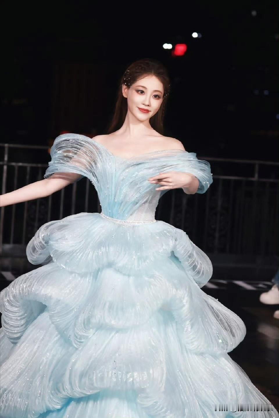祝绪丹水蓝礼裙：服饰与颜值的绝美共振！十一假期的视觉惊喜，当属祝绪丹的水蓝色礼裙