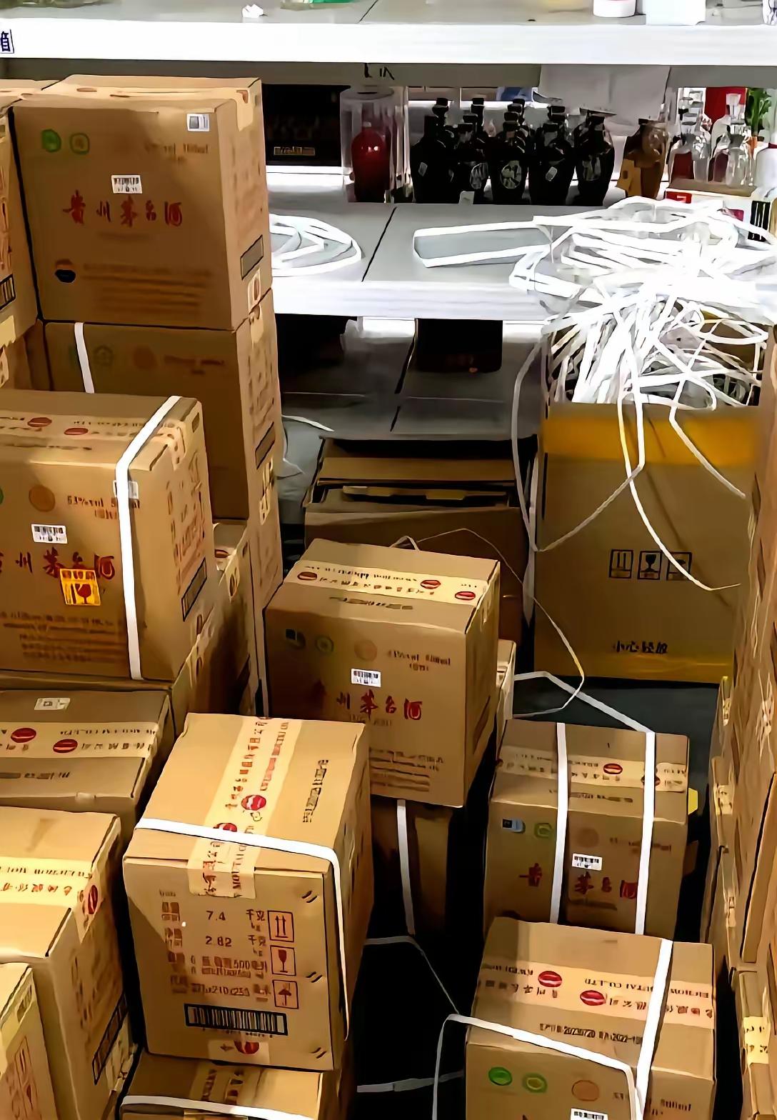 济南那位“囤酒大户”估计这几天觉都睡不着！
500箱茅台啊，当初2800元的高位