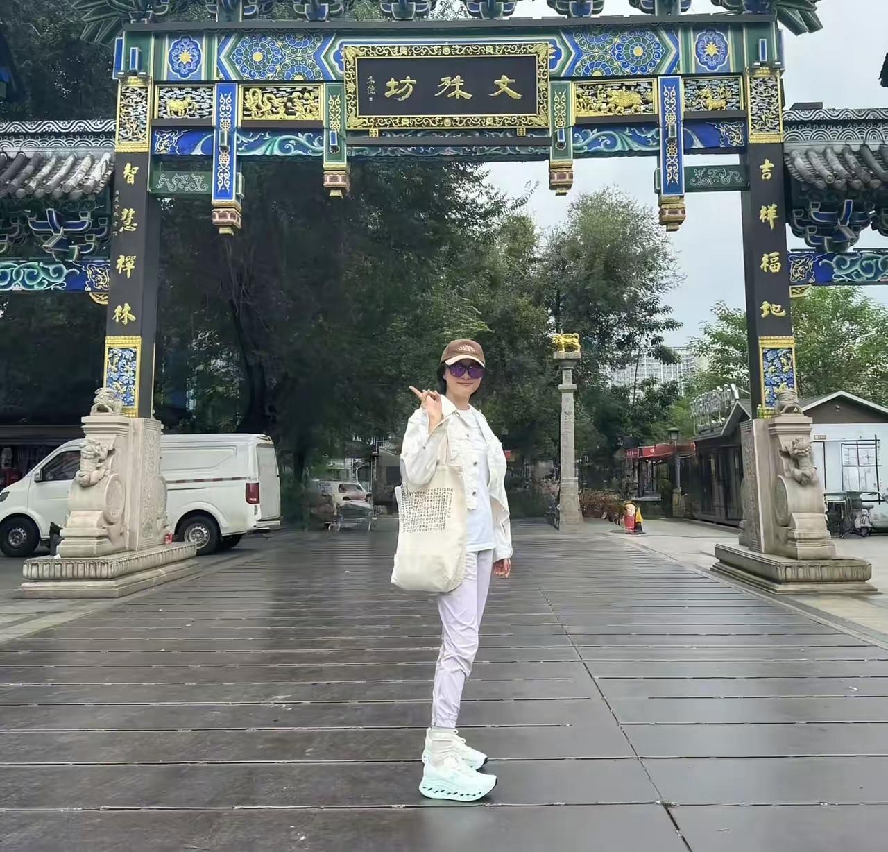 孙俪与好友成都游玩，打扮得活力减龄，青春洋溢！
孙俪当天虽然是素颜亮相，但看起来