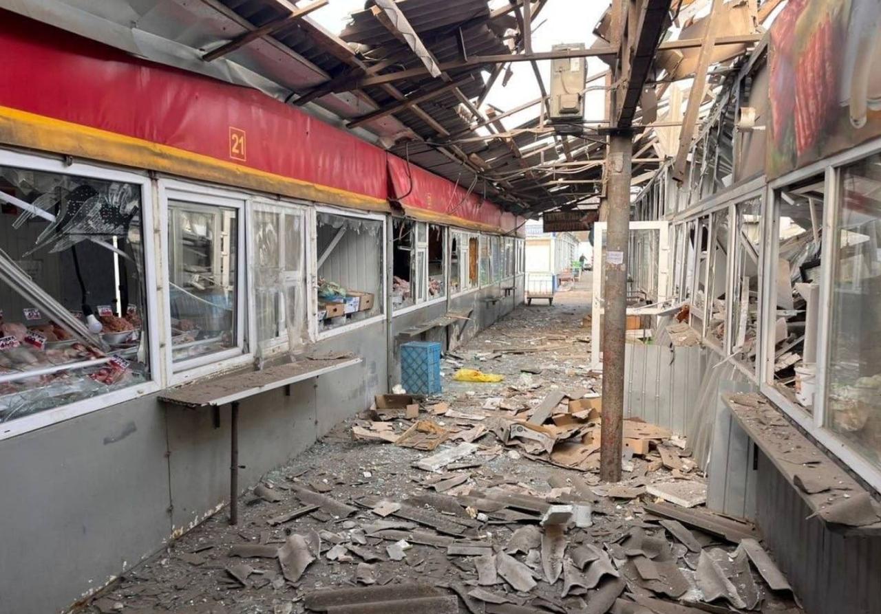 清晨的阳光刚洒在尼科波尔市的市场，摊贩们正忙着摆放新鲜蔬果，老顾客们互相打着招呼