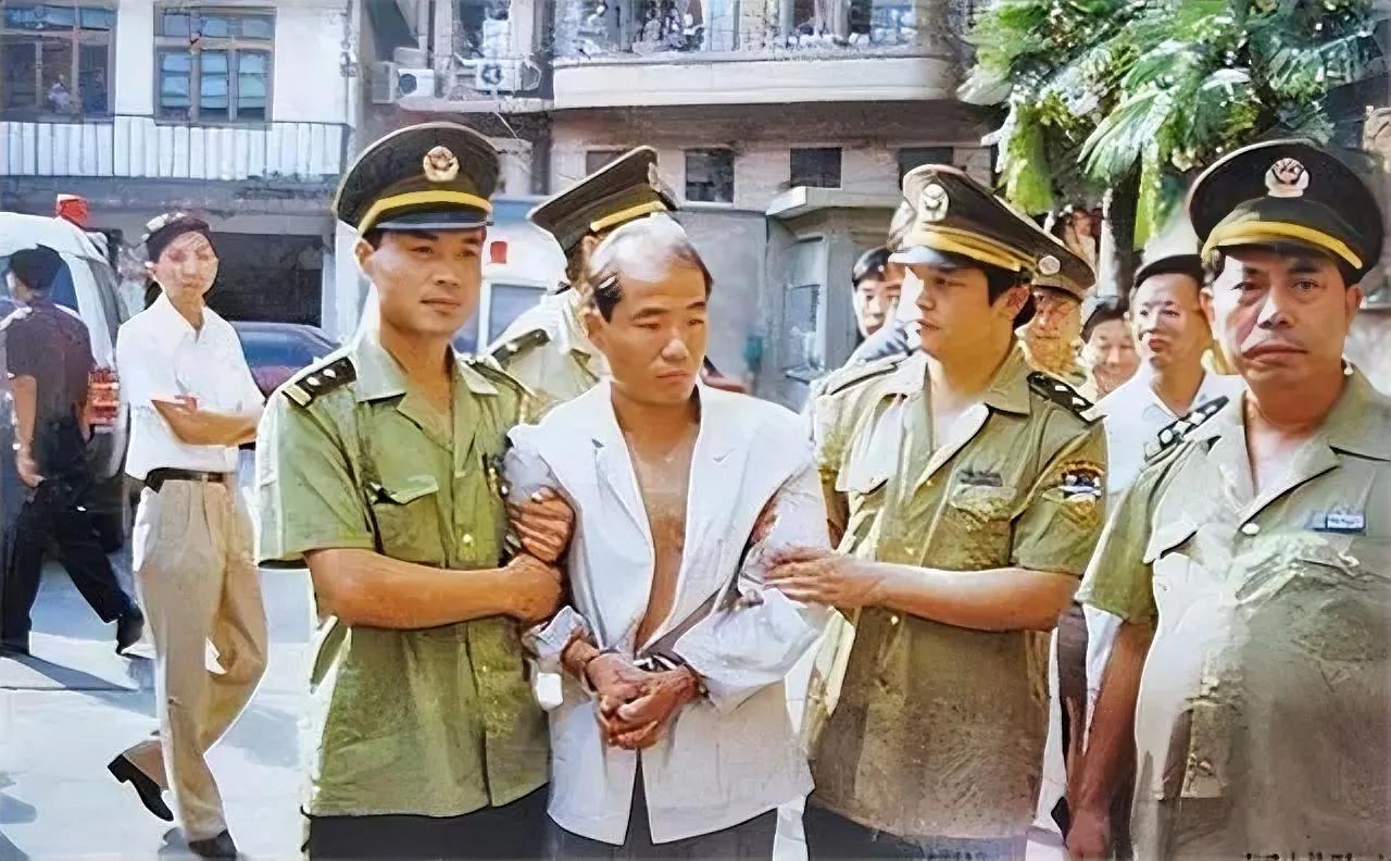1996 年 8 月 25 日，著名女作家戴厚英与其侄女戴慧在上海虹口区凉城新村