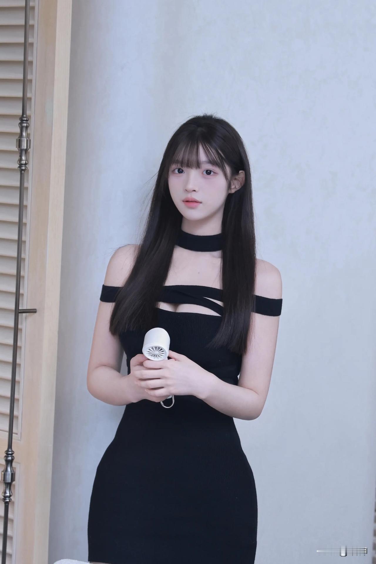 那些没说出口的想念 
都变成了黑眼圈
黑眼圈 熬夜眼圈 打工人黑眼圈 紫青色黑眼