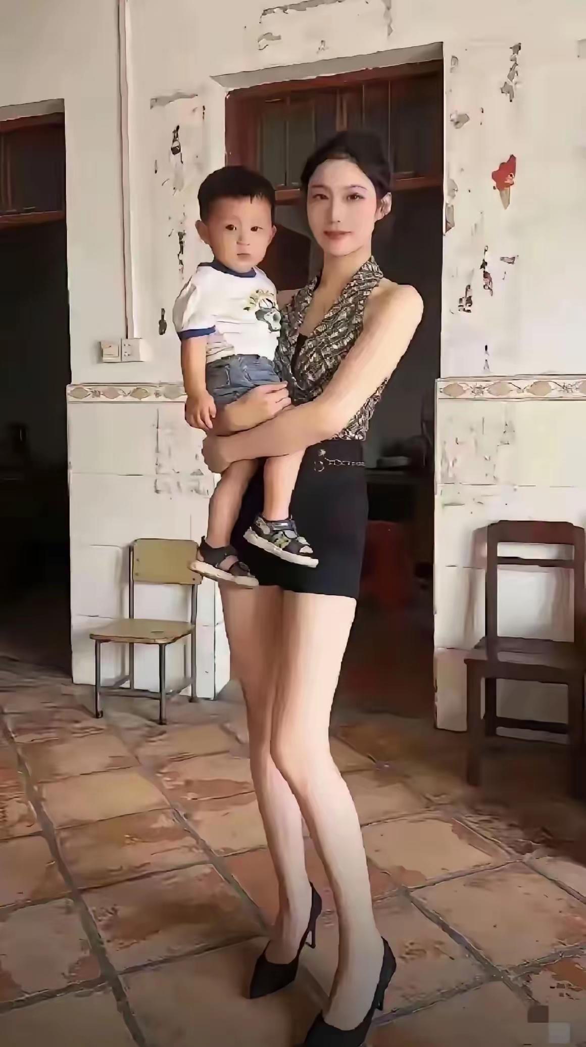 美女今年28岁，离异带娃。离婚原因：因为家里太穷了，所以她的老公就不要她了。
