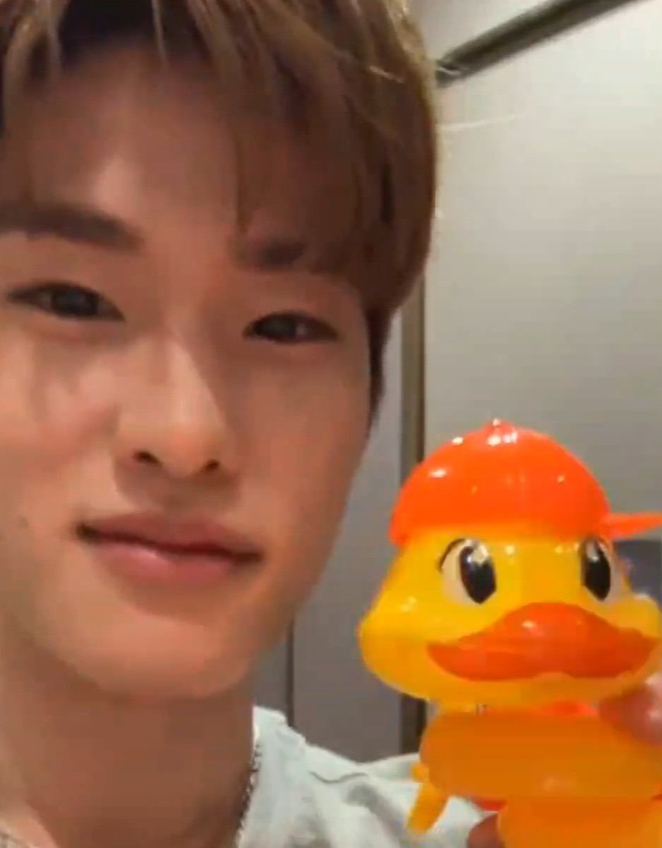 今晚没有物料可能会早睡，四月对我男神好一点