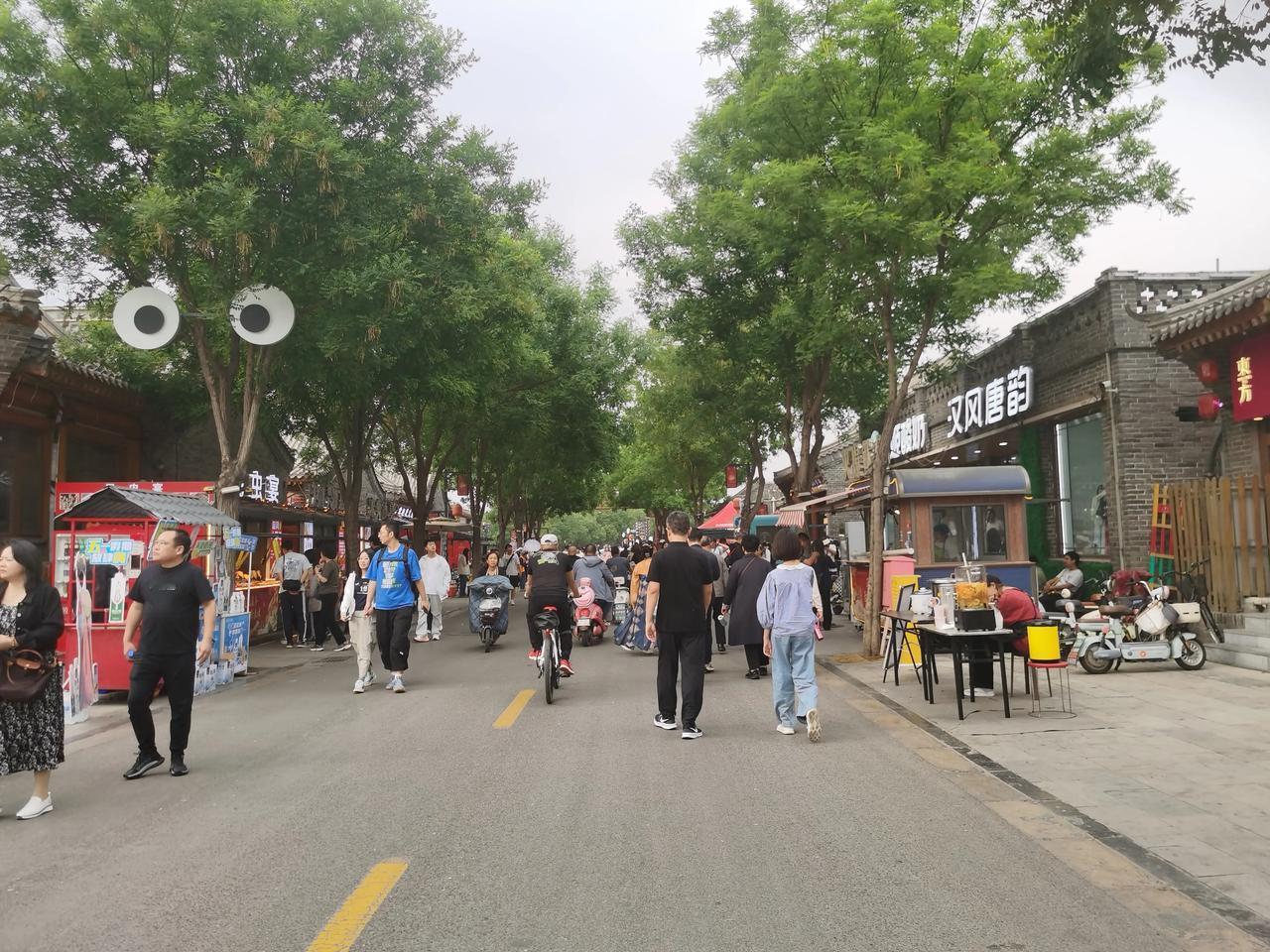 正定古城五一的人流量真是惊人。这也不奇怪，毕竟正定有着1600多年历史，古建和非