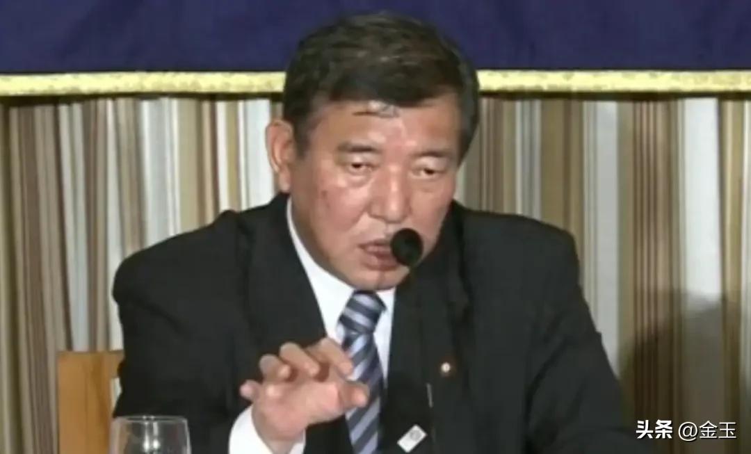 石破茂这番话，在日本政坛投下了一颗不大不小的炸弹。一个刚卸任的首相，公开批评现任