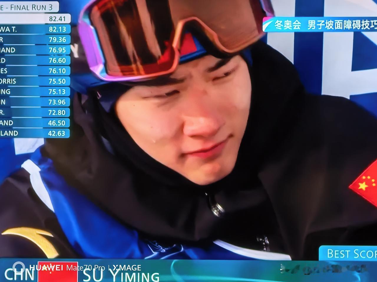 22岁的苏翊鸣哭了又笑了。
今天是中国选手苏翊鸣22岁生日。在刚刚结束的男子坡面