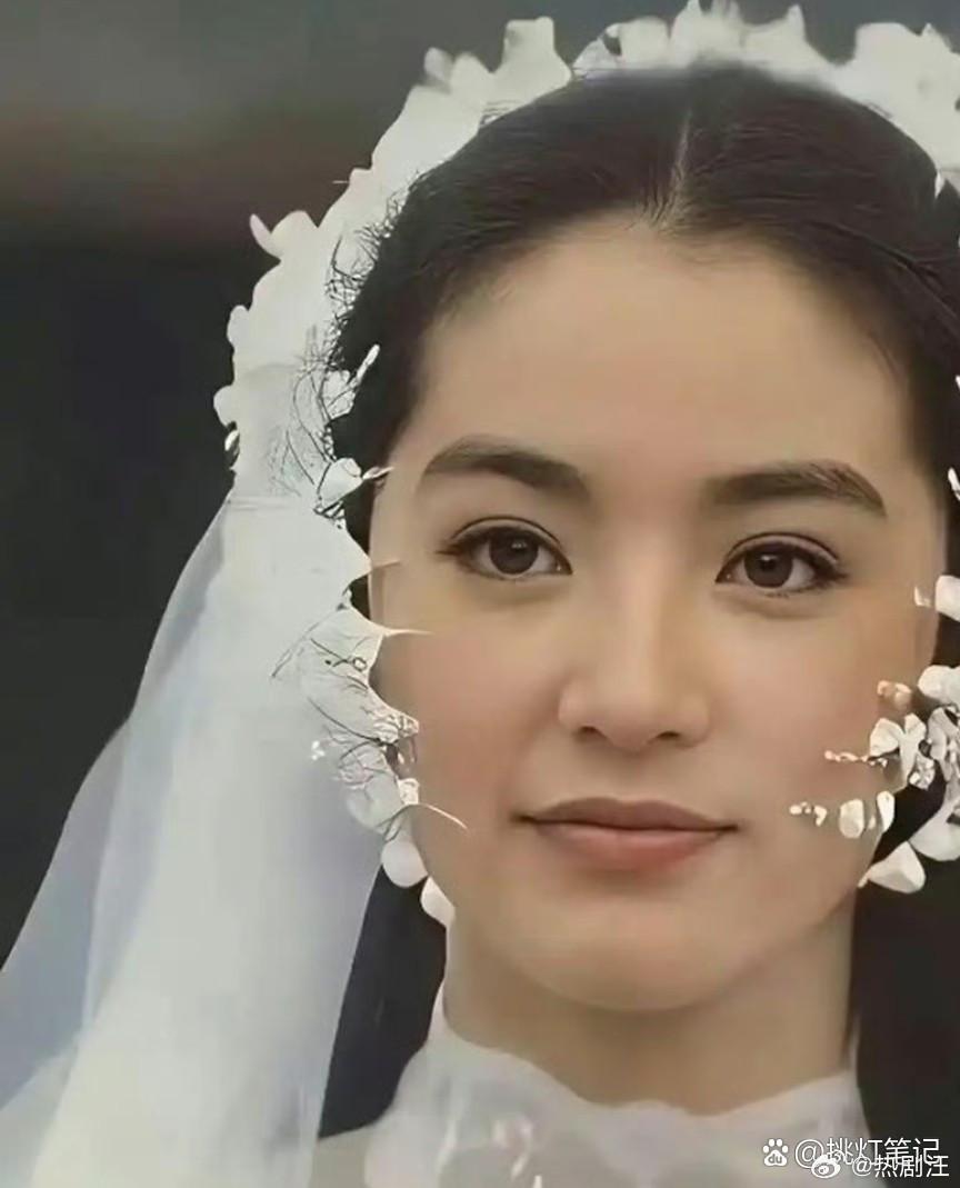 那件婚纱曾被不少人吐槽又土又显壮，没想到竟是香奈儿老佛爷专门请林青霞穿的高定孤品