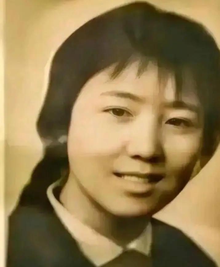 [微风]1972年，泥瓦匠张复生迎娶了女知青乔献华。新婚夜，他发现妻子的腰很粗，