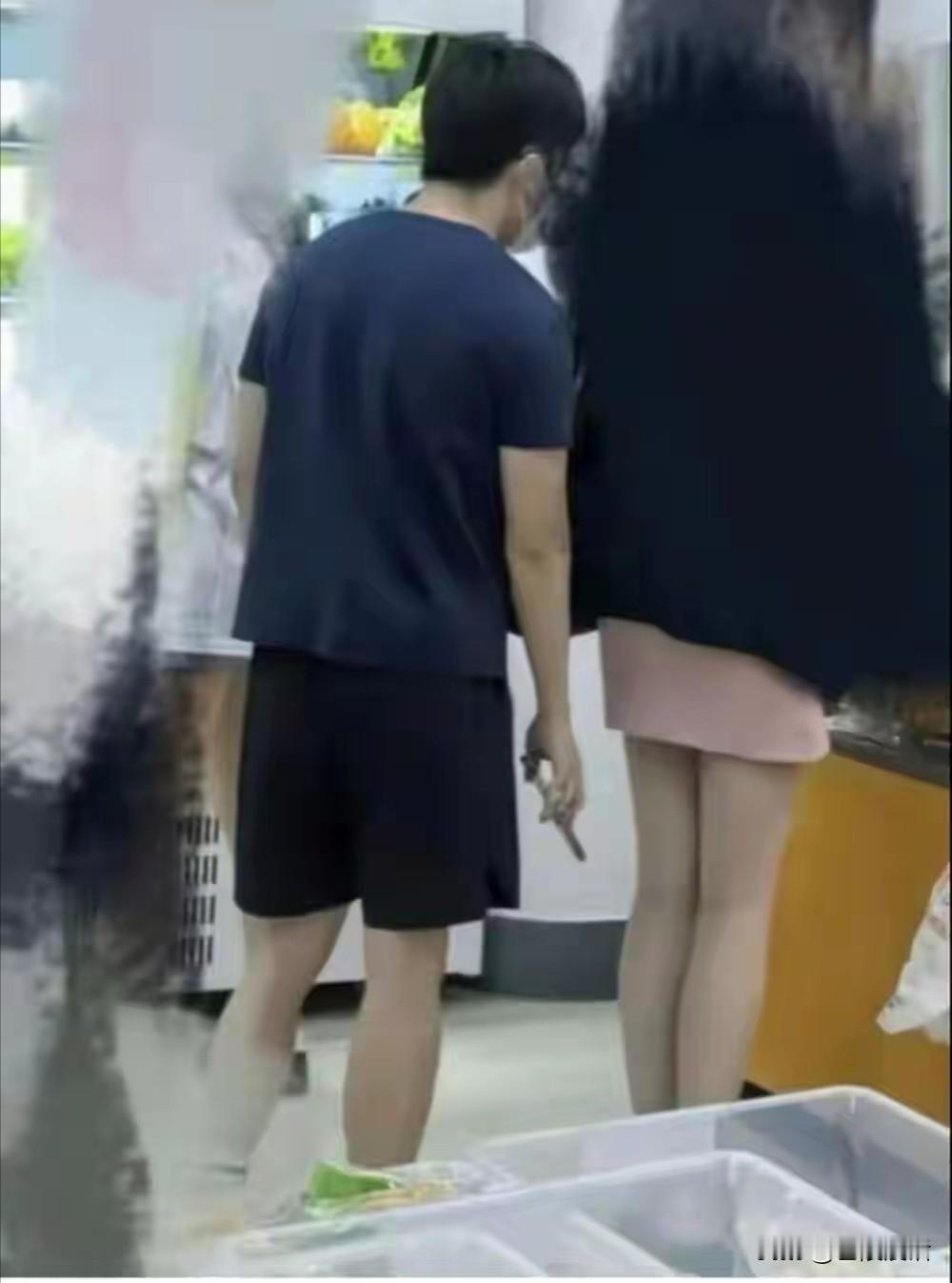 男生“手痒”，用手机拍了几张照片，结果丢了学籍和公职。

南京审计大学一男生刚研