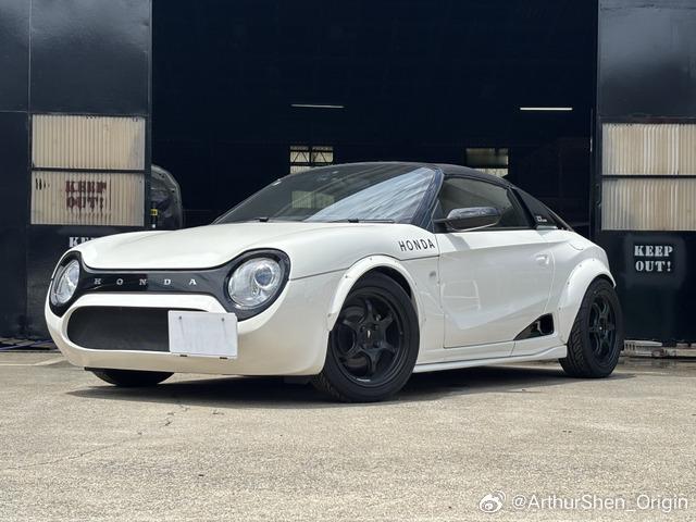 当初看着挺奇怪，现在看着还是挺奇怪的造型。[二哈]2023 本田 S660 JW