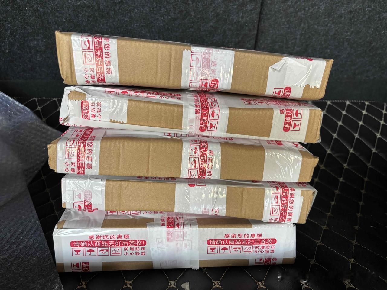 朋友们，五位中奖读者的签名小说，已经在今天上午寄出去了。注意查收一下。

今天周