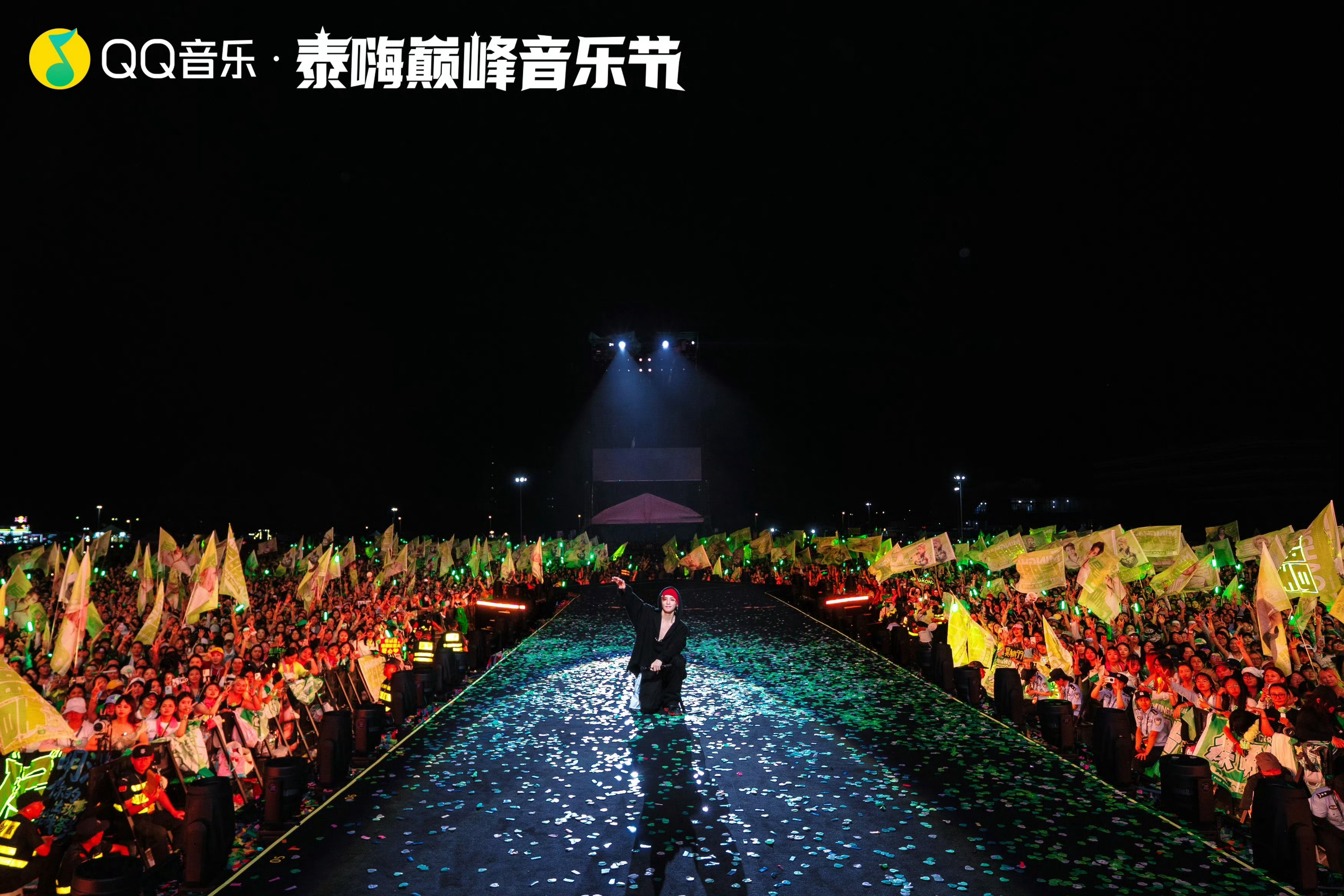 还是要发光的大旗，我们旗多人多但是不发光黑乎乎的根本看不清颜色，灯光一打魔改棒的