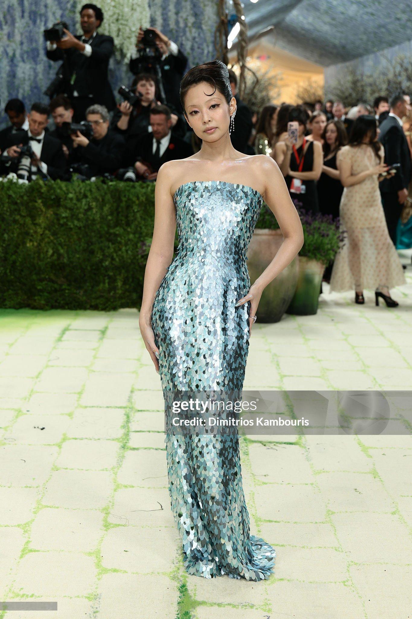 四登 Met Gala ，Jennie 亮相红毯 ！🧜♀️身穿 CHANEL 