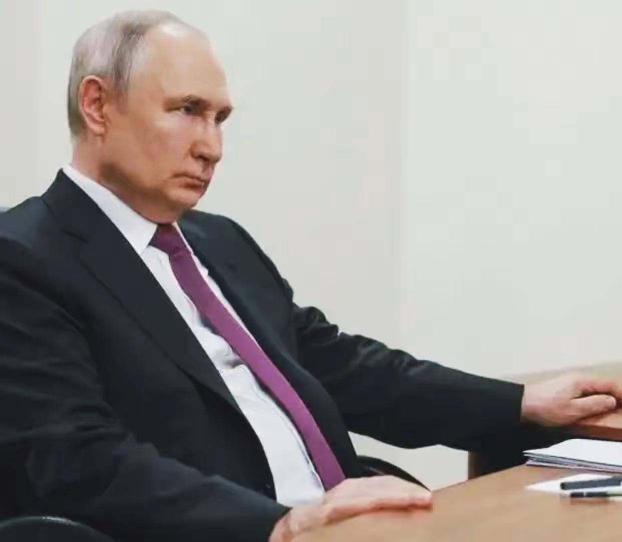 当半个地球的人都在“欺负”他时，他已经70岁了。
 
​​他是前苏联的儿子，却把