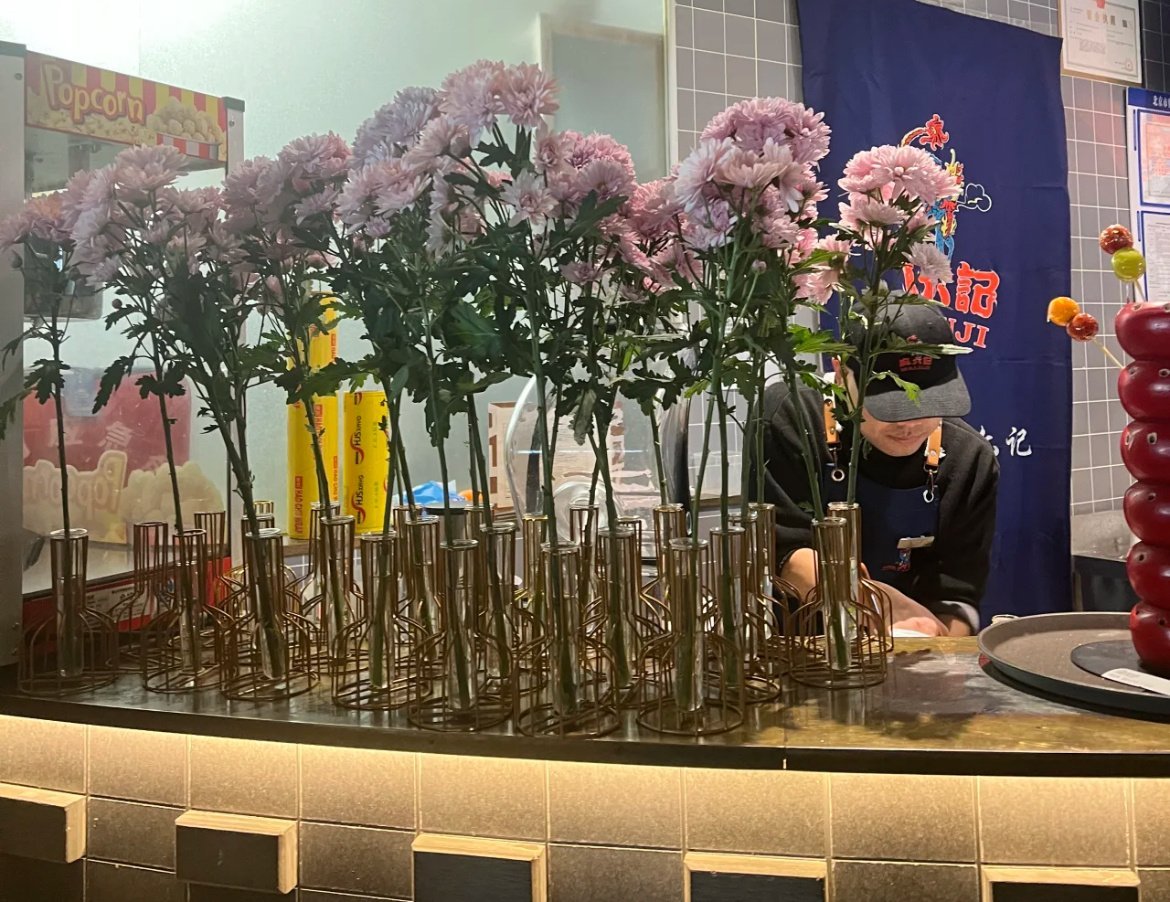 麻六记的桌花已换成菊花，停播3天涨粉20万，张兰宣布开工。  